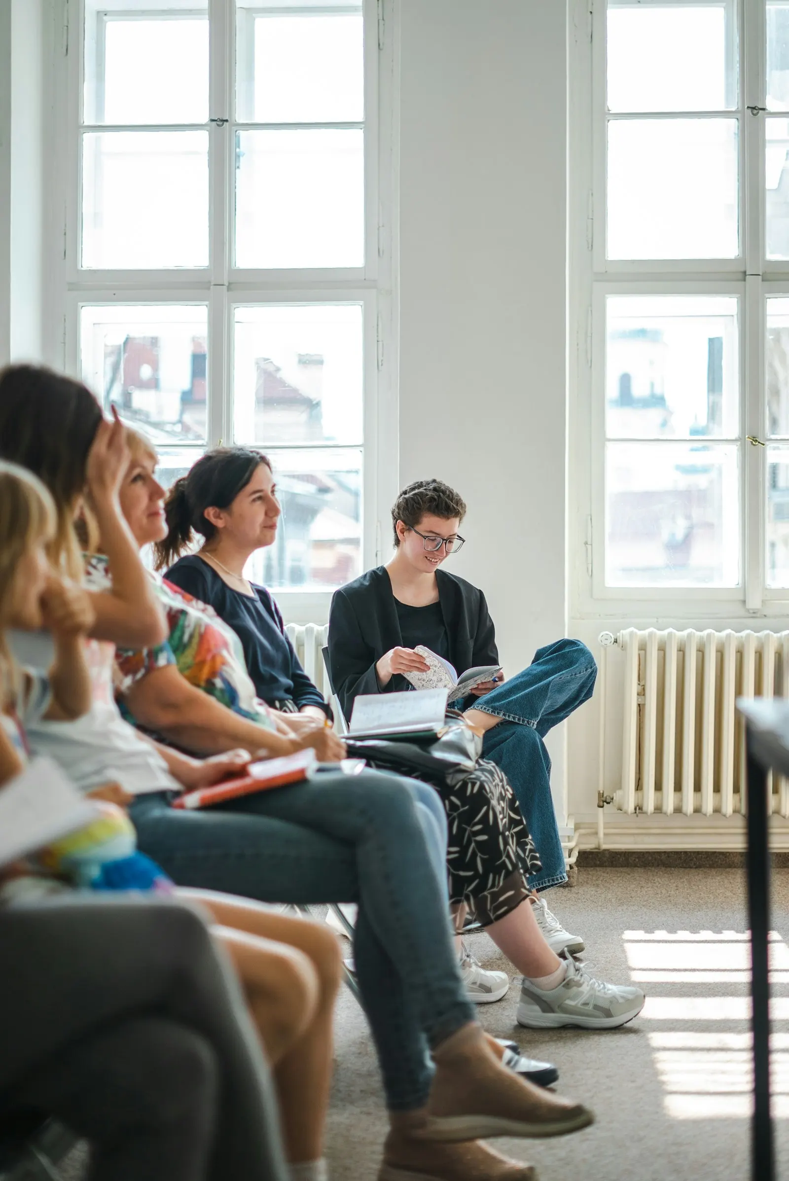 Teilnehmerinnen eines Workshops im Gespräch